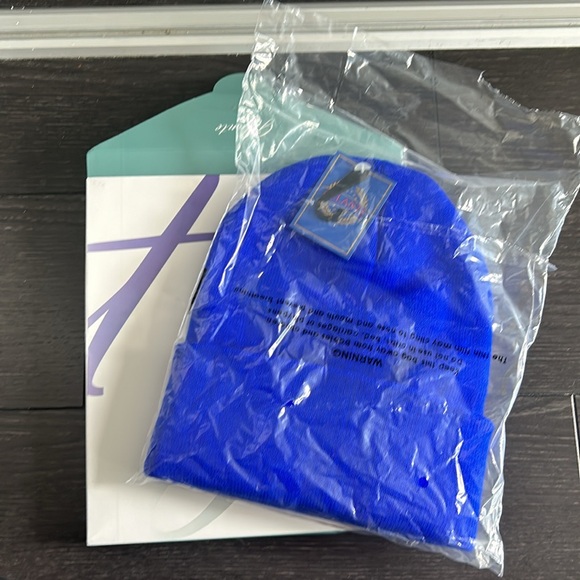 Blue Toque - Picture 5 of 5